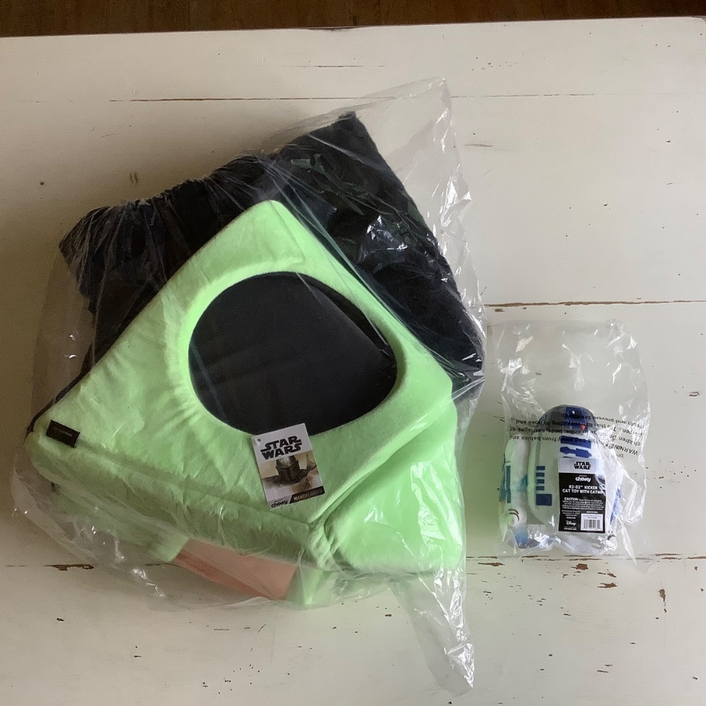 NIP Chewy Star Wars Maldalorian Cat Small Dog Pet Bed + R2D2 catnip toy